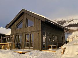 Vangslia, Oppdal. Lekker leilighet med ski inn/ski ut, alojamento para férias em Oppdal