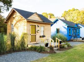 Restored 1930’s Tiny Home 3 min to Cape Charles, domek nebo chatka v destinaci Cape Charles