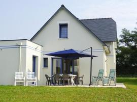 Modern holiday home 500 m from the sea in Morgat, hôtel à Morgat