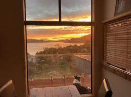 Commanding Harbour views exquisite sunset vista, parkimisega hotell sihtkohas Dunedin