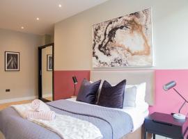 Luxury 2 Bedroom Apartment Near Train Station, hótel í Welwyn Garden City