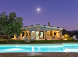 Villa Janas Luxury Villa surrounded by large park, swimming pool, parking and Wifi, hotel de luxo em Alghero