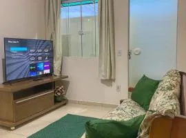 Casa aconchegante e charmosa à 6 min da Praia - Ar condicionado - WIFI 600MB - Netflix - Globoplay - Cozinha Completa