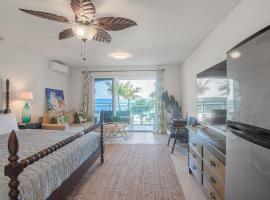 Beautiful Maho Condo Steps from the Beach, bolig ved stranden i Maho Reef