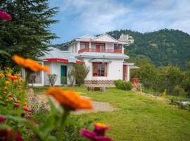 StayVista at Sunshine Estate 2BR with Outdoor Sitting, vila di Chail