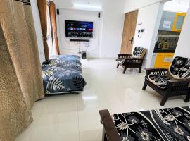 Spacious Well furnished Home stay - self check-in, hotel com estacionamento em Alandi
