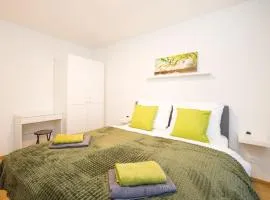 Deluxe City Apartment with balcony! Free Garage Parking included!