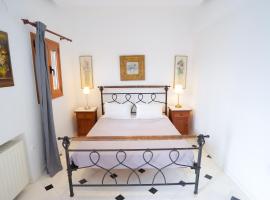 Fira Central Apartments with Veranda, viešbutis Firoje