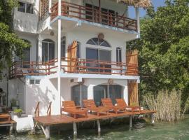 Seven Blue House Village & Lodge, hotelli kohteessa Bacalar