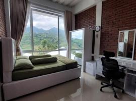 Sindangwangi에 위치한 빌라 Teras Luhur Villa & Cafe dengan Pemandangan Gunung dan Pesawahan