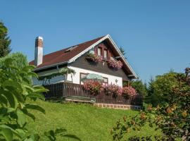 Serene Holiday Home in Altenfeld with Private Terrace, hotel Altenfeldben