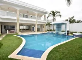 Casa com piscina a 150m da praia da Enseada