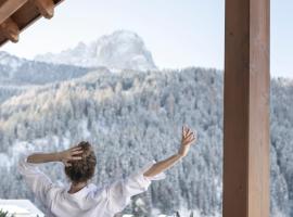 Alpstay - Hotel Acadia - Adults Mountain Home، فندق في سيلفا دي فال جاردينا