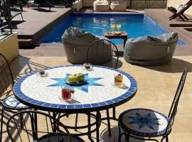 La Villa Toscana: Pool & Elah Valley vineyard view