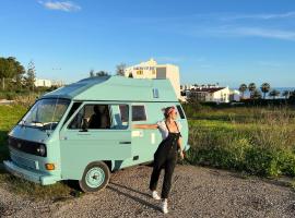 Rent a BlueClassics 's campervan vw T3 in Algarve au Portugal,, hotel a Portimão
