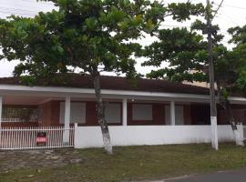 Casa a duas quadras da praia e próxima a Ilha do Mel, guest house in Pontal do Paraná