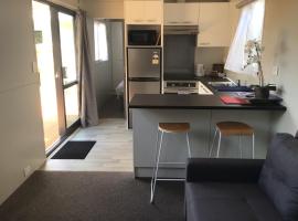 Adorable 1-bedroom guesthouse with a deck, hotel in Lower Hutt