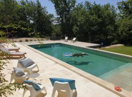 Mas de la Chêneraie Blanche, Maison de vacances avec piscine en Luberon, rumah liburan di Roussillon