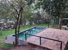 Soul Tree Villa 111 Luxury 4 BHK villa with pool, hotel in Lavasa