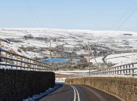 Stones Cottage Farm, nr Haworth, family friendly, work friendly, gaming barn, hot tub, free wifi, free parking, EV point, hotel in Oxenhope