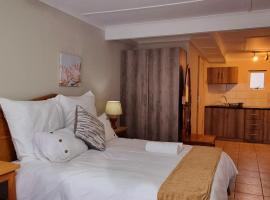 Private Guest Suite with 24hr Electricity, East London，東倫敦海明威購物中心（Hemingways Mall）附近的飯店