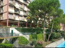 Camera privata nell'appartamento in zona residenziale con 2 piscine