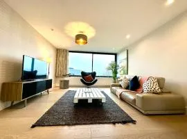 1 Min Walk to the Best Beach! Stunning New 2 Bedroom Apartment - Great Location - FREE Parking - Fast WiFi - Smart TV - sleeps up to 4! Close to Purbeck, Corfe Castle, Sandbanks, Poole & Bournemouth