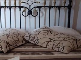 LAS ROSAS- Centro de Federación, 3 cuadras de la playa, holiday rental in Federación