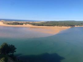 Precioso atico con vistas al mar 20 metros de Playa de Usil, Ferienwohnung in Miengo