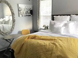 Lovely 3-bedroom condo in Englewood: Englewood şehrinde bir otel