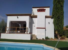 Agradable casa con piscina en la serranía., hotel em Arriate