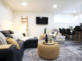 Executive Bsmt Suite, King Bed, 5 min to DT & Whyte Ave, Sleeps 6!, khách sạn ở Edmonton