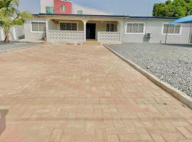 Accra, Ghana - Home Away from Home in Teshie-Nungua, hytte i Accra