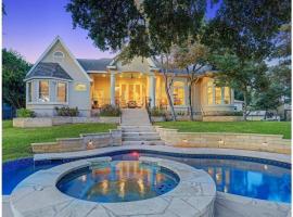 Luxury Lake House w/ Heated Pool & Multiple Spas, cottage in Leander