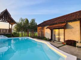 Classic Traditional Villa with Breathtaking View Pool WIFI, hotel familiar en Pantai Cenang