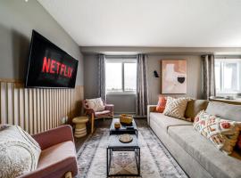 Peaceful Oasis Condo, AC, Top Floor, Secure UG Parking, Balcony, King Bed!, hotel in Edmonton