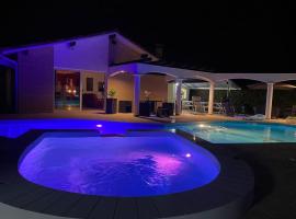 Villa Sany:10 Pers Maison 200m2 piscine , jacuzzi, hotel in Narrosse