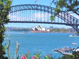 Spectacular Views of Sydney Harbour with Free Parking, viešbutis Sidnėjuje, netoliese – Pramogų parkas „Luna Park Sydney“