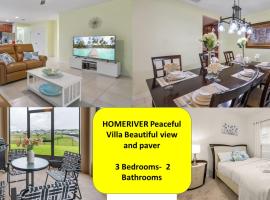 Peaceful 3 bedrooms villa with Beautiful view and paver: Davenport şehrinde bir jakuzili otel