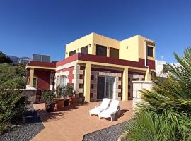 Lovely 2-Bed Finca with pool in Villa de Arico: La Cisnera'da bir otel