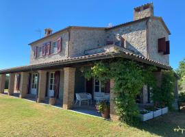 Podere Sassolegno - Luxury Villa with private pool and garden in Umbria, hotel din Ficulle