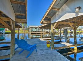 Sunny Waterfront Welaka Home with Private Dock!, villa i Satsuma