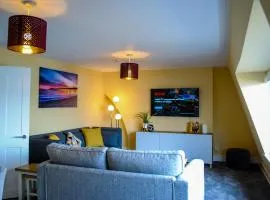 Sky Lounge - Beachfront top floor apartment with stunning veiws
