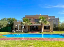 Spacious Moroccan Private Villa With Heated Pool, semesterboende i Marrakech