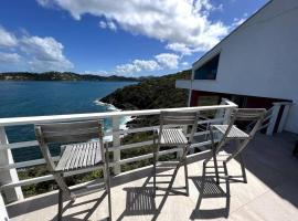 Oceanfront Cliffside Home! 4 Min Walk to the Beach, Cottage in St Thomas