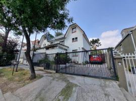 Agradable casa con piscina, cerca del mall., hotel in Santiago