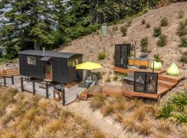 The Shepherds Hut - boutique retreat., hotel in Hanmer Springs