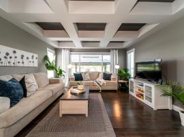 Amazing Luxe Home, AC, HUGE Yard, FirePit, Pet Friendly, Sleeps 10!, pet-friendly hotel in Edmonton