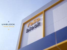Yello Block Hotel, hotel con parking en Amphoe Phon Thong