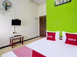 OYO 92049 D'jamus Resort Telaga Ngebel, hotel sa parkingom u gradu Ngebel